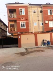 un edificio que está al lado de una calle en Cozy home away from home, en Lagos