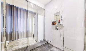 a bathroom with a shower with a glass door at Hotel Yeogiuhtte SeoDaegu in Daegu