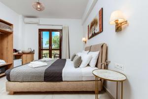 Postel nebo postele na pokoji v ubytování Deluxe Suites