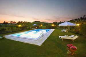 una imagen de una piscina en un patio en Agriturismo Il Fienile, en Montepulciano