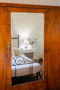 Guest House il Gatto في غايولي إن كيانتي: غرفة نوم مع سرير في غرفة مع مرآة