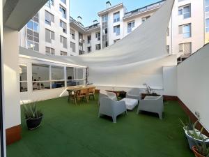 Posedenie v ubytovaní Amplio y moderno piso de 4 habitaciones y terraza