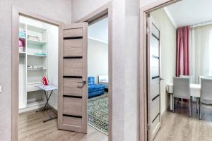 een kamer met een deur naar een slaapkamer bij Квартира в центре города 7-й этаж in Taldykolʼ