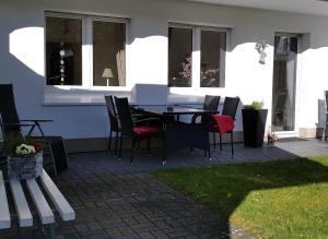 een patio met een tafel en stoelen in een huis bij Ferienwohnung Rastplatz in Schmallenberg