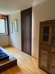 1 dormitorio con cama y tocador de madera en THE PRAVETS PENTHOUSE en Pravets