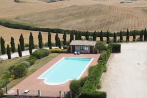 uma vista superior de uma piscina num campo em Toscana Amore Mio, stunning view & 14min Volterra em Montecatini Val di Cecina