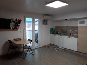 uma cozinha com uma mesa e uma pequena mesa com cadeiras em Studio cocon em Cabestany