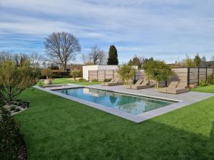 The swimming pool at or close to Guesthouse Andor