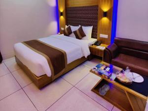 Pokój hotelowy z dużym łóżkiem i kanapą w obiekcie Asia Pacific Hotel w mieście Dhaka