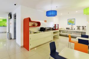 Köök või kööginurk majutusasutuses POP! Hotel Malioboro - Yogyakarta