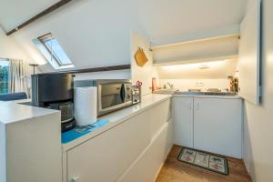 O bucătărie sau chicinetă la Charm aan zee - loftstudio met privé terras
