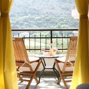 - Balcón con vistas, mesa y 2 sillas en Aurora Apartments, en Igalo
