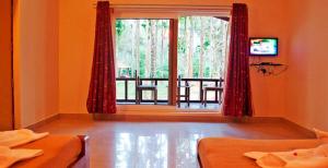 TV a/nebo společenská místnost v ubytování Lazo Areca Resort , Coorg