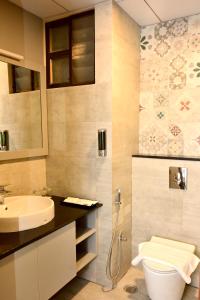 Clarks Inn Express, KRS road-Mandya, Mysore في ميسور: حمام مع مرحاض ومغسلة