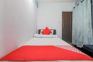 シロンにあるOYO 9097 Home Stay Labanのベッドルーム1室(赤い枕付)