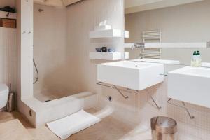 łazienka z umywalką, wanną i toaletą w obiekcie Appartement Teissiers - atypique - Welkeys w Montpellier +5 zdjęć