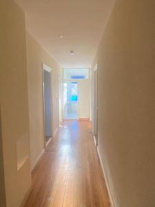 an empty hallway with a wooden floor in a house at Wunderschöner Ausblick in Schleswig