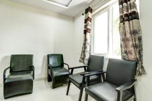 3 Stühle in einem Wartezimmer mit Fenster in der Unterkunft Super Capital O Vrisha Inn in Jalāripeta