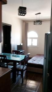 沙姆沙伊赫的住宿－Porto sharm，一间带桌子和床的房间以及一间卧室