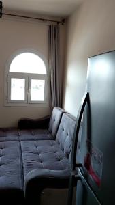 沙姆沙伊赫的住宿－Porto sharm，窗户客房内的沙发