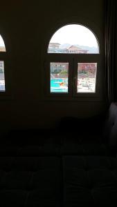 沙姆沙伊赫的住宿－Porto sharm，一间黑暗的房间,火车上有两扇窗户