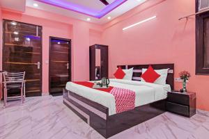 Postel nebo postele na pokoji v ubytování Super Hotel O Rishabh Inn