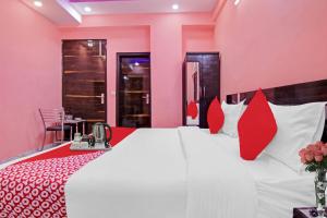 Postel nebo postele na pokoji v ubytování Super Hotel O Rishabh Inn