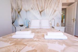 - une chambre blanche avec un grand lit et des oreillers blancs dans l'établissement Apartamento junto al mar en costa tropical y Alpujarras granadinas, à Melicena
