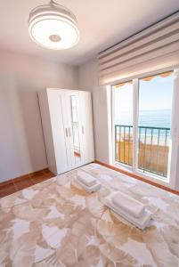 Cette chambre dispose d'un grand sol en marbre et d'une grande fenêtre. dans l'établissement Apartamento junto al mar en costa tropical y Alpujarras granadinas, à Melicena