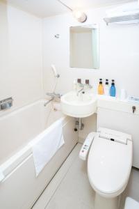 神戸市にあるホテルカサベライン神戸の白いバスルーム(トイレ、シンク付)
