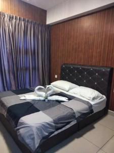 una camera con letto con testata nera di HB816 -Cyberjaya-Netflix-Wifi-Parking, 3036 a Cyberjaya