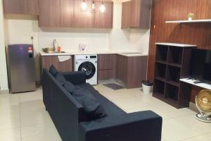 un soggiorno con divano e una cucina di HB816 -Cyberjaya-Netflix-Wifi-Parking, 3036 a Cyberjaya