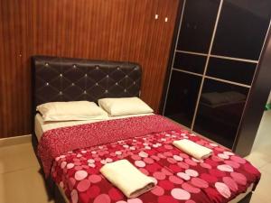 una camera da letto con un letto e due asciugamani di HB816 -Cyberjaya-Netflix-Wifi-Parking, 3036 a Cyberjaya