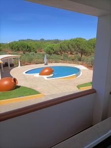 una ventana con vistas a la piscina en Family House Cup- Quinta das Pinheirinhas en Tomar
