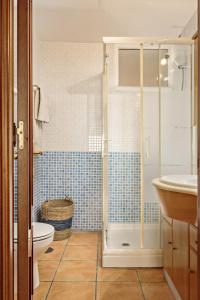 een badkamer met een douche, een toilet en een wastafel bij Sunny Beach Apartment in Estepona