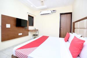 Кровать или кровати в номере OYO Hotel G R Highway