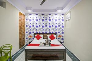 uma casa de banho com um lavatório num quarto em Hotel Metro Inn Near Worlds Of Wonder em Kālkāji Devi