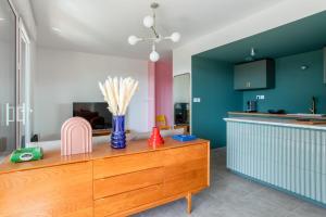 - une cuisine avec une commode en bois et un comptoir dans l'établissement Nice flat with terrace in La Garde near the beach - Welkeys, à La Garde