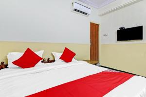 A bed or beds in a room at OYO Suraj Residency