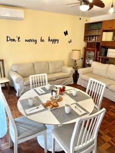 ein Wohnzimmer mit einem Tisch und einem Sofa in der Unterkunft Centro, Colón in Alicante