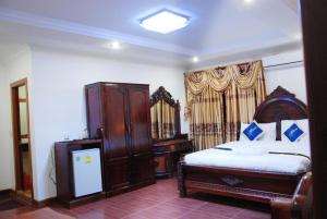 Postel nebo postele na pokoji v ubytování Emerald BB Battambang Hotel + 13 fotografií