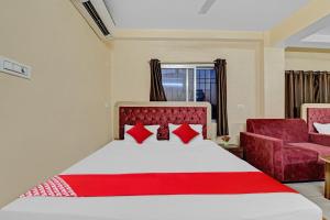 Кровать или кровати в номере Flagship Sri Jagarnath Banquet & Hotel
