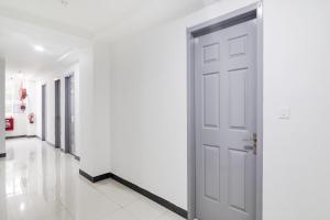 a hallway with white walls and a white door at OYO Townhouse 78364 Townhouse 388 Madhapur Near Shilparamam in Kondapur