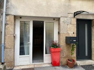 una puerta con una maceta al lado de un edificio en LE STUDIO - La Roquebrussanne, en La Roquebrussanne