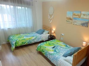 1 dormitorio con 2 camas y ventana en AlbergueMyway, en Astorga