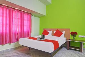 een slaapkamer met een bed met rode en groene muren bij Ss Delight in Hyderabad