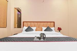 een slaapkamer met een groot wit bed en bij Townhouse Kalyanpur Metro in Kaliānpur