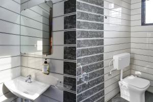 Super Collection O Eon Inn Near Pune Airport的一间浴室