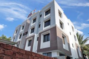 KharadiSuper Collection O Eon Inn Near Pune Airport的一座顶上有国旗的建筑物