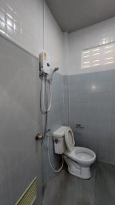 łazienka z toaletą i prysznicem w obiekcie U53/37 w mieście Koh Samui